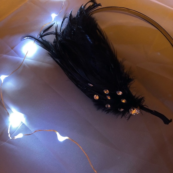 Accessories - Vintage Flapper Style Feather Headband w/ Crystals
